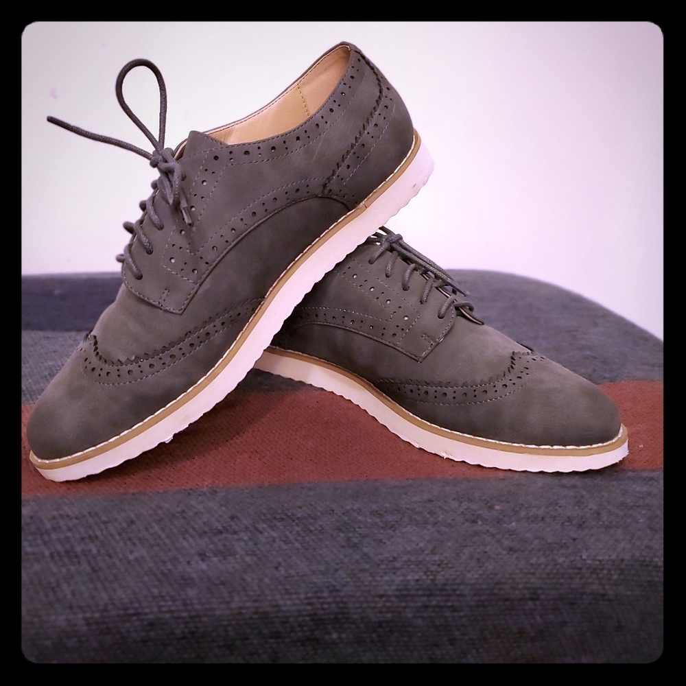 Gray wingtip oxford shoes